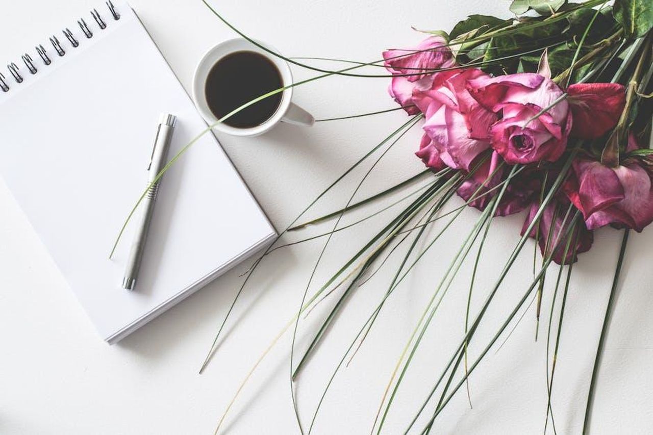 Cori_e_il_suo_futuro_con_Wayne_Deuce_ubonHMwla3 - Confidenze24 Source: Lum3n - pexels - A stylish composition of pink roses, a cup of coffee, and a notepad. Perfect for romantic themes.