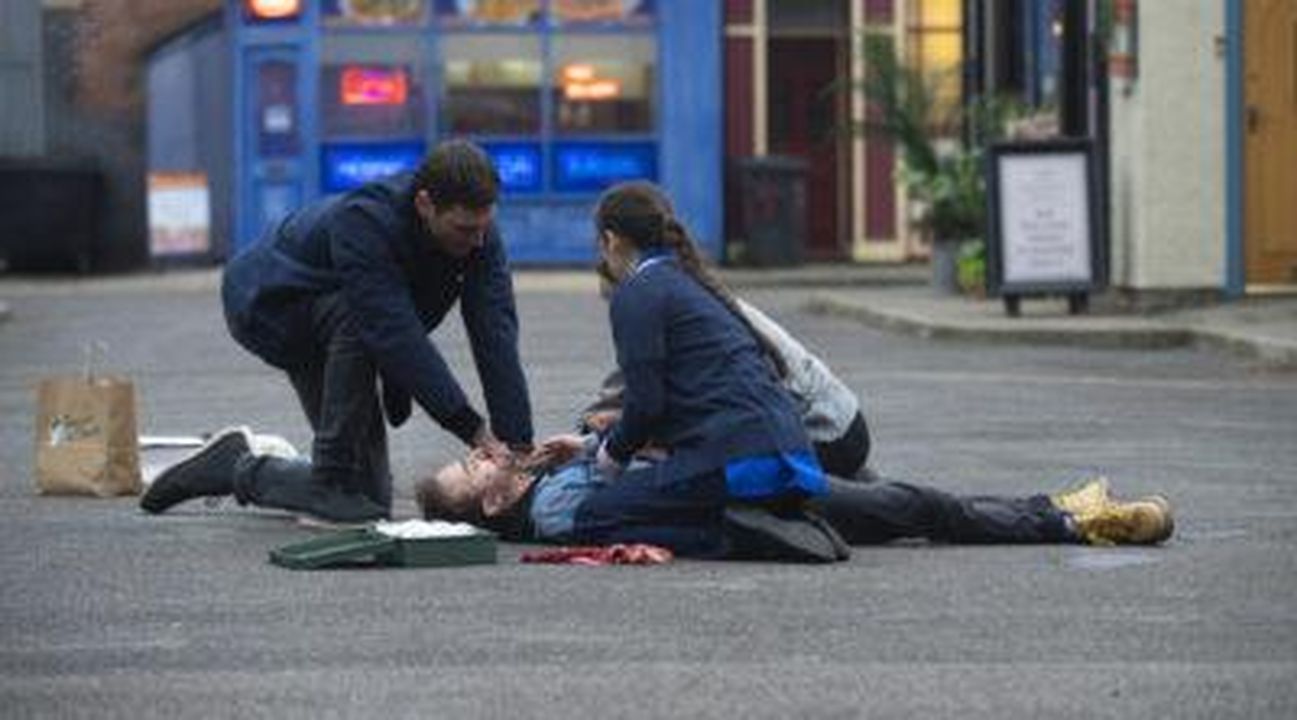 Coronation_Street_David_ferito_nellincidente_WowrOzpbem - Confidenze24 Source: Credit: ITV - - David in ospedale dopo l'incidente