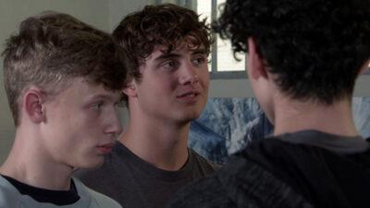 Coronation_Street_Dylan_incontra_Brody_allo_STC_TMsu1R0cSe - Confidenze24 Source: ITV - - Brody si prende cura di Dylan