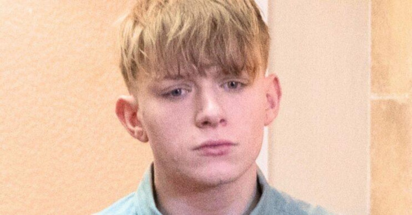 Coronation_Street_Max_Turner_condannato_a_sei_anni_e_mezzo_di_carcere_xDxcymFQMX - Confidenze24 Coronation Street: Max Turner condannato a sei anni e mezzo di carcere Max serio in Coronation Street
