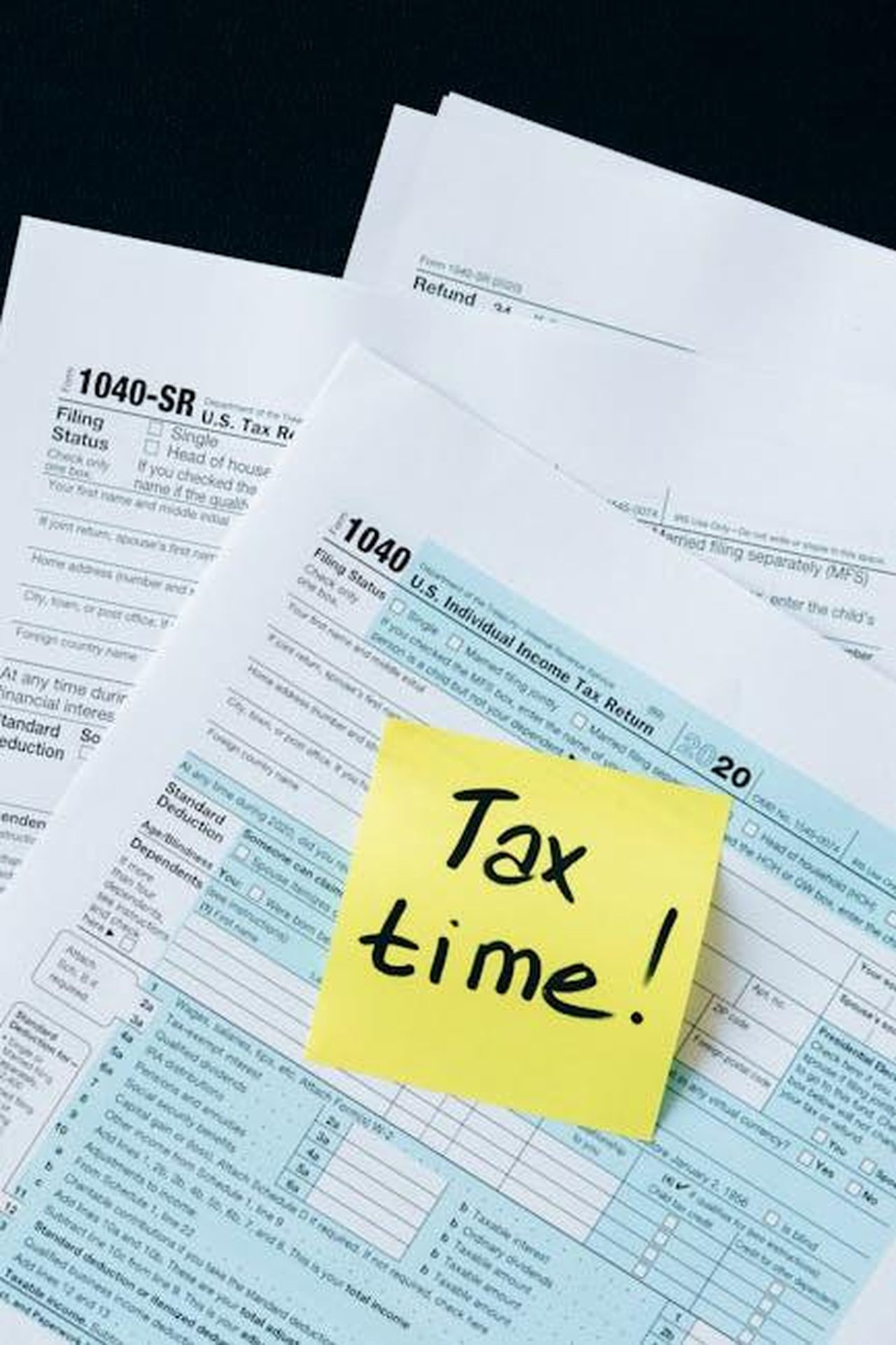 Coronation_Street_Quando__prevista_la_nascita_del_bambino_di_DeeDee_kDkxIrZs7Y - Confidenze24 Source: Nataliya Vaitkevich - pexels - IRS 1040 tax forms with handwritten 'Tax Time!' note for filing reminder.