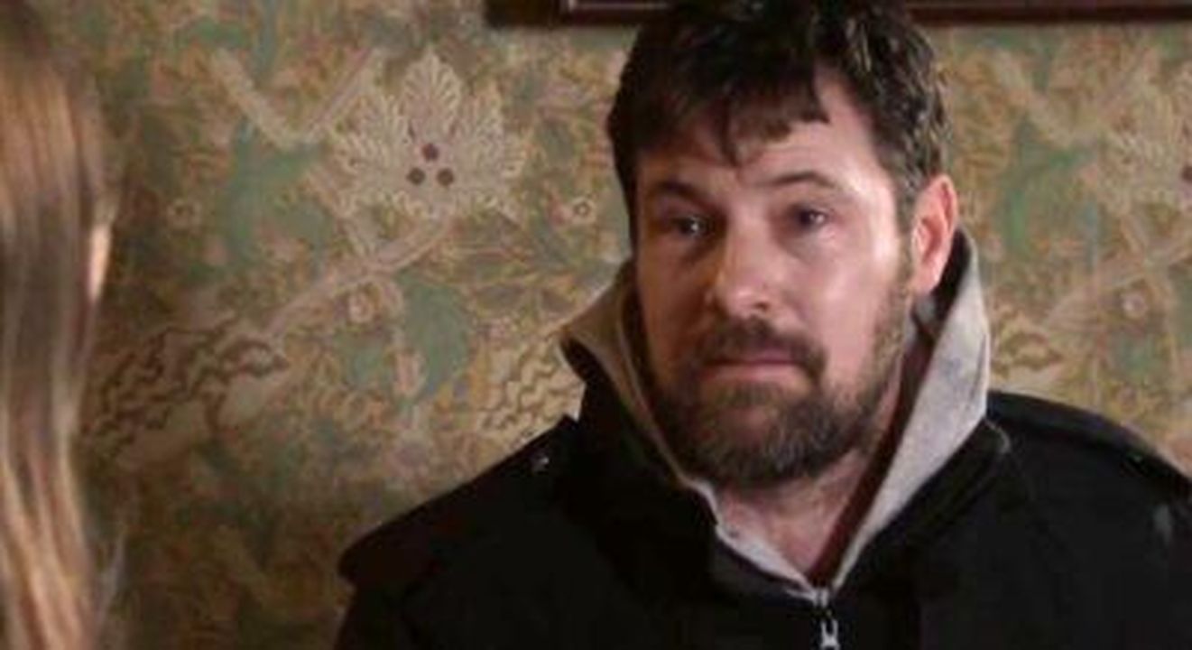 Coronation_Street_Rob_ha_tenuto_Tracy_in_ostaggio_VC02NnMg1u - Confidenze24 Source: ITV - - Rob ha estratto una pistola