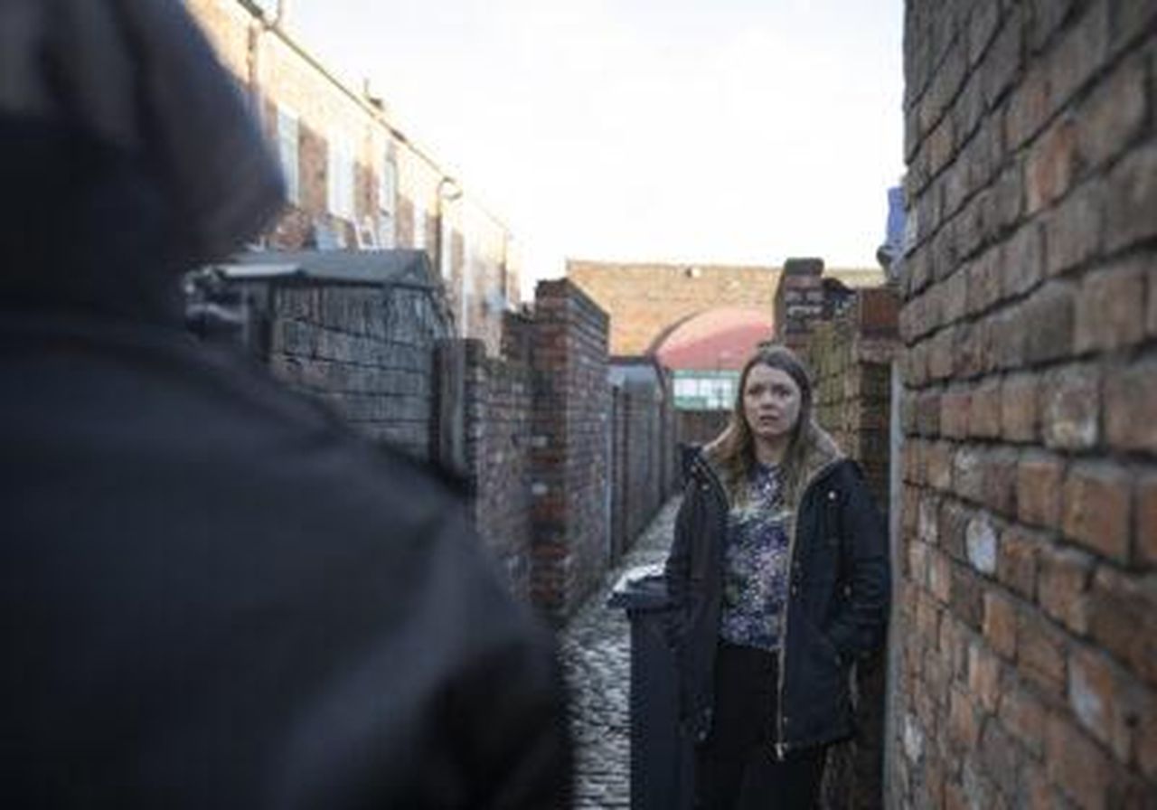 Coronation_Street_Rob_punta_una_pistola_a_Tracy_sA9g7c1F2L - Confidenze24 Source: ITV - - Tracy e Rob riuniti
