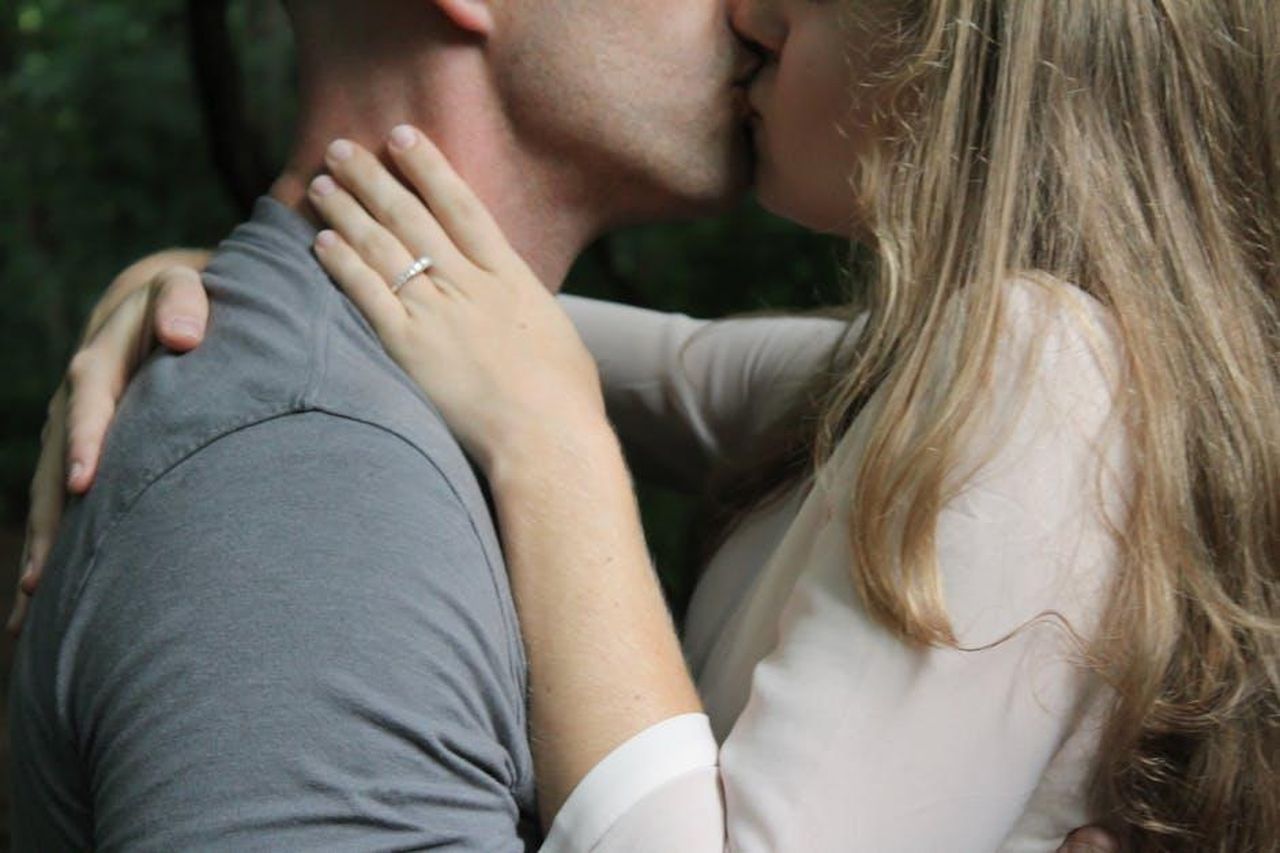 Coronation_Street_Tracy_e_Kit_pronti_per_una_storia_damore_XUExB9F7qt - Confidenze24 Source: Katie Salerno - pexels - Close-up of a couple kissing outdoors, highlighting love and affection.