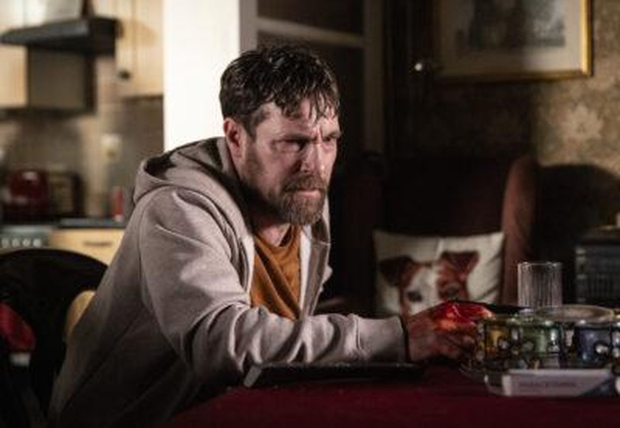 Coronation_Street_lodissea_degli_ostaggi_di_Rob_RHAGUsmD0V - Confidenze24 Source: ITV - - Rob tiene in ostaggio Tracy, Carla e Lisa