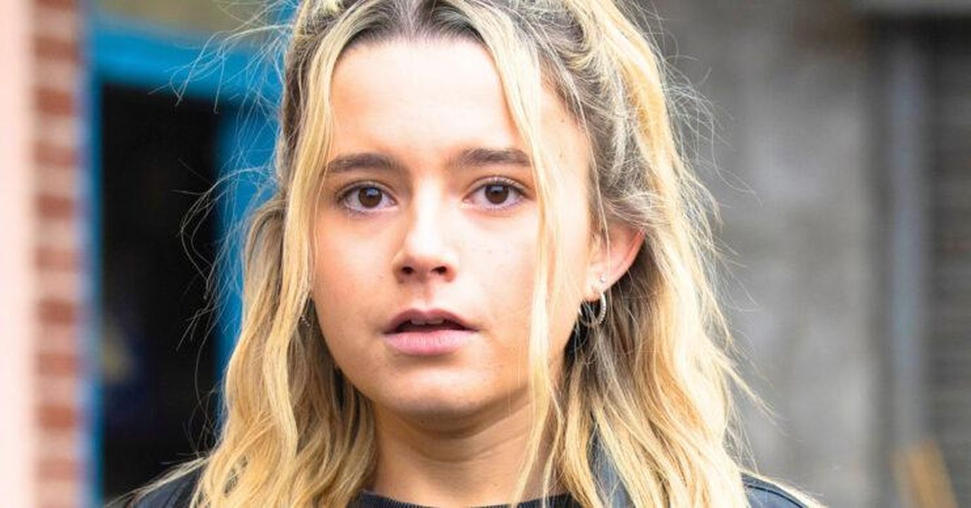 Coronation_Street_lodissea_degli_ostaggi_di_Rob_mmEmkPtHHc - Confidenze24 Coronation Street: l'odissea degli ostaggi di Rob Betsy preoccupata dopo la sparatoria