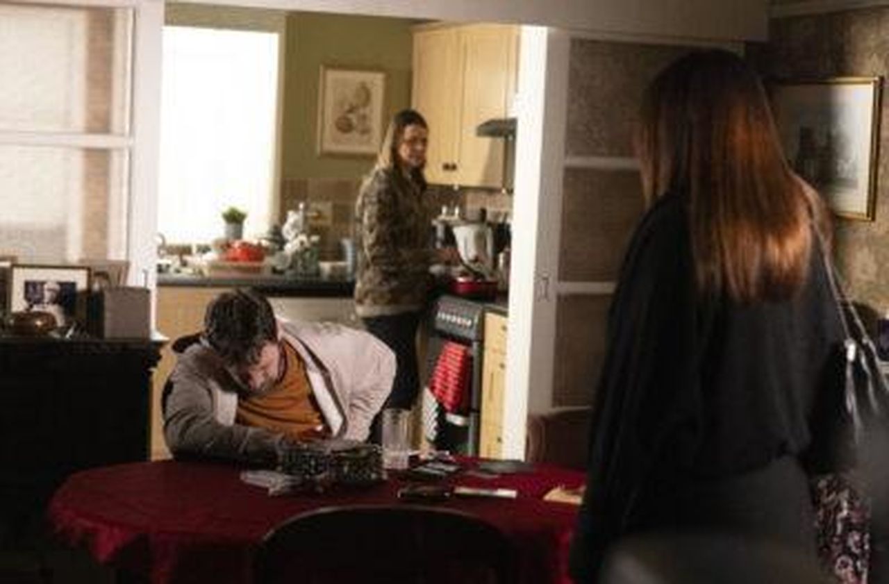 Coronation_Street_spoiler_per_la_prossima_settimana_1_Lodissea_di_Carla_come_ostaggio_NBSdRhgL99 - Confidenze24 Coronation Street spoiler per la prossima settimana: 1. L'odissea di Carla come ostaggio Rob tiene Carla in ostaggio