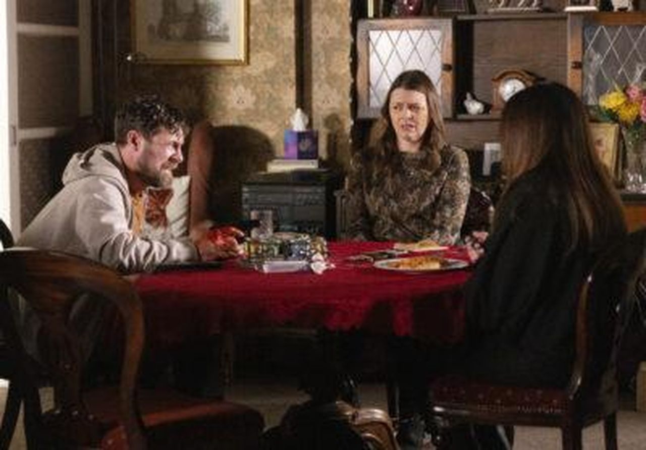 Coronation_Street_spoiler_per_la_prossima_settimana_1_Lodissea_di_Carla_come_ostaggio_bXlCdmOxWj - Confidenze24 Coronation Street spoiler per la prossima settimana: 1. L'odissea di Carla come ostaggio Rob con la pistola