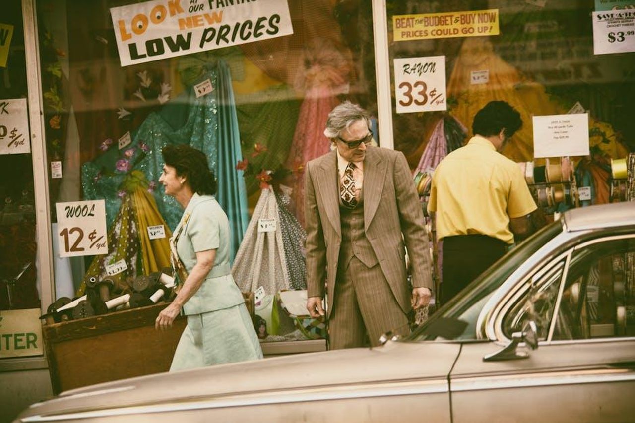 Cosa__il_Quince_Day_e_come_funziona_GsVQVzo3mn - Confidenze24 Source: Collis - pexels - Retro-styled shoppers pass a vintage store in a classic city setting. Nostalgic vibe.