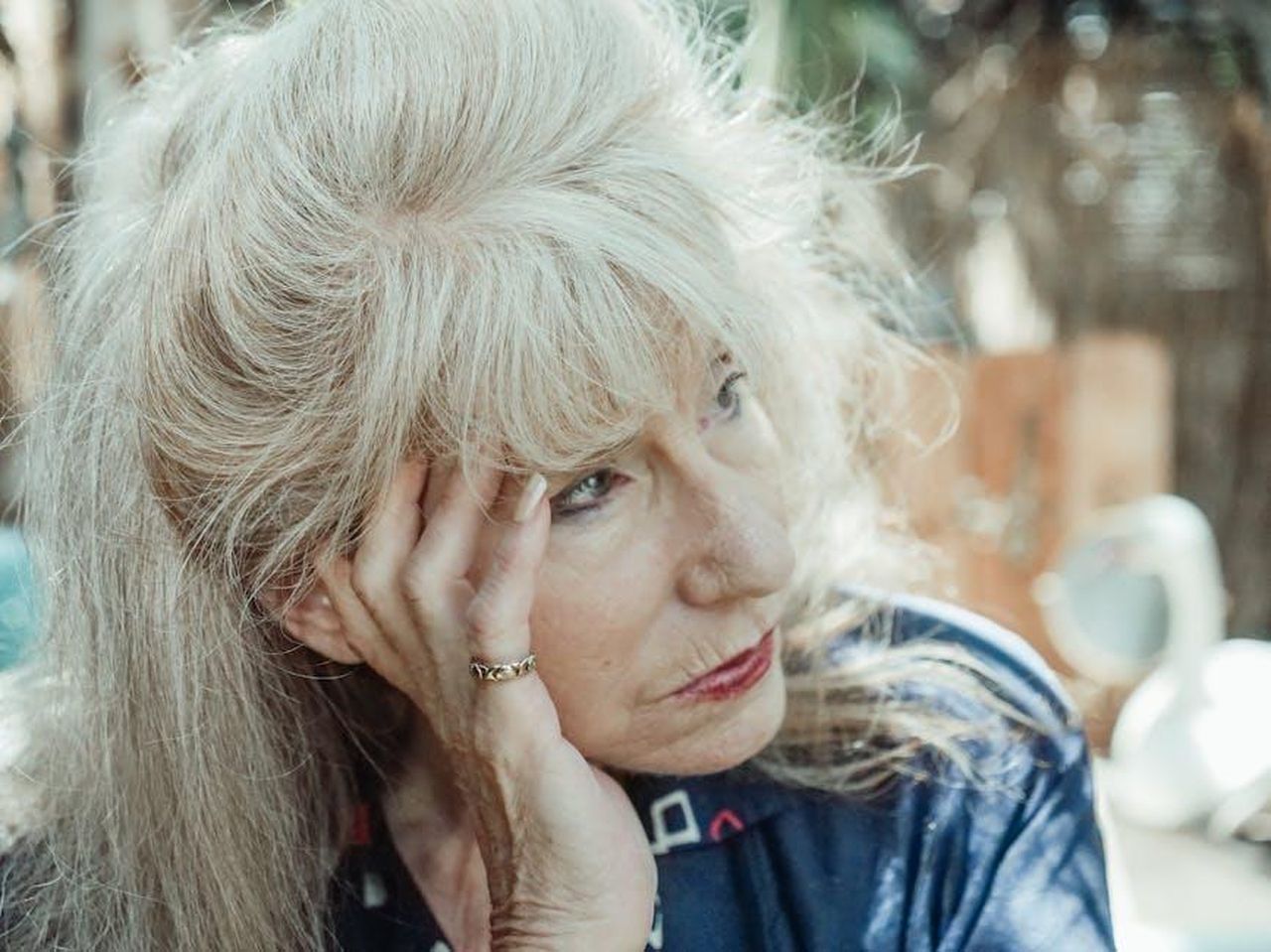 Cosa__la_Demenza_Frontotemporale_PSr8HojA53 - Confidenze24 Source: Kindel Media - pexels - An introspective senior woman in thought, sitting outdoors on a sunny day.
