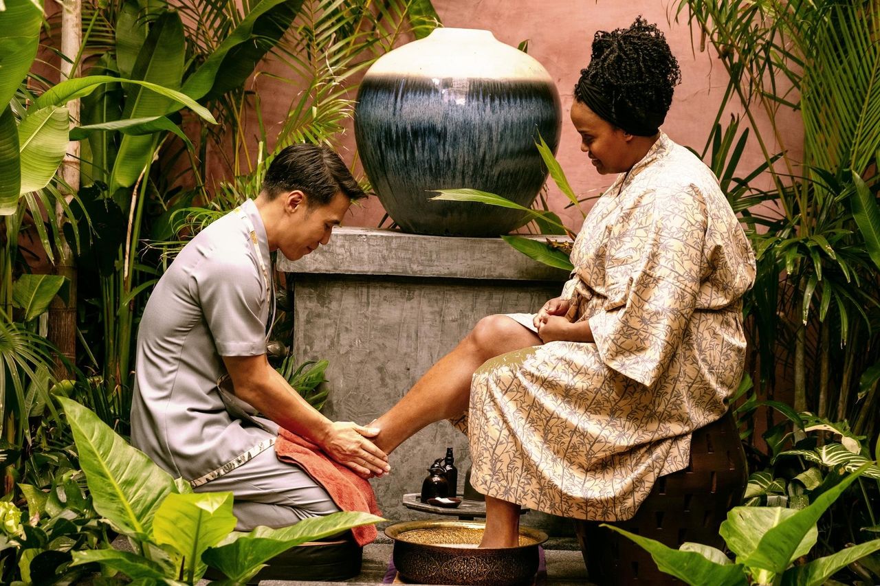 Cosa__successo_a_Belinda_nella_Stagione_3_finora_2spG2YMgCn - Confidenze24 Source: Fabio Lovino/HBO - HBO - Dom Hetrakul & Natasha Rothwell in The White Lotus, Stagione 3.