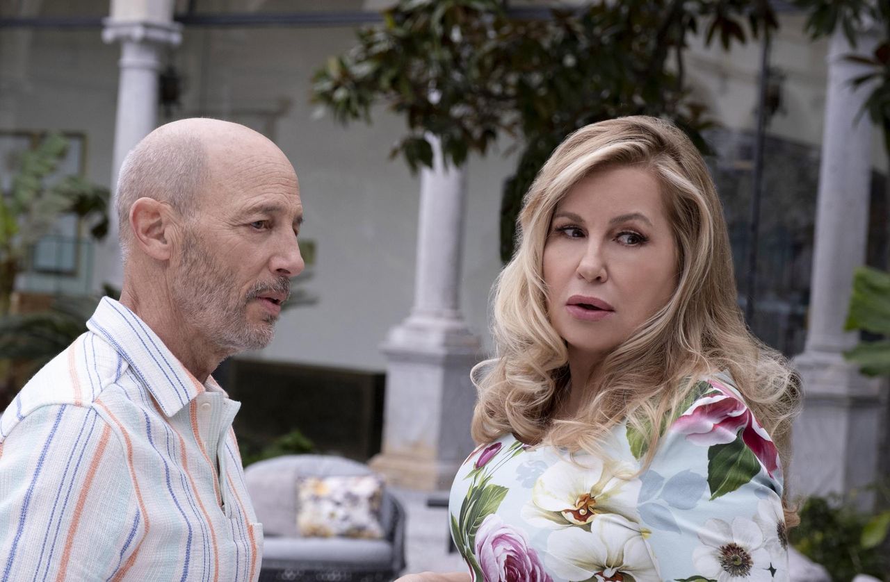 Cosa__successo_a_Greg_nella_stagione_1_RM4JBdFb8X - Confidenze24 Source: Fabio Lovino/HBO - HBO - Jon Gries & Jennifer Coolidge in 'The White Lotus.'