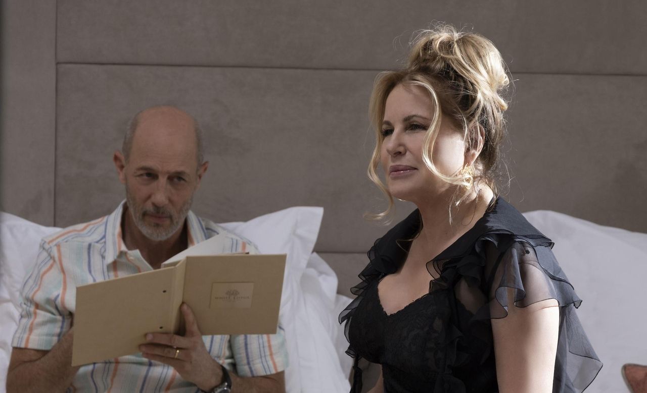 Cosa__successo_a_Greg_nella_stagione_2_UV6sSfAZaB - Confidenze24 Source: Courtesy of HBO - HBO - Jon Gries & Jennifer Coolidge in 'The White Lotus.'
