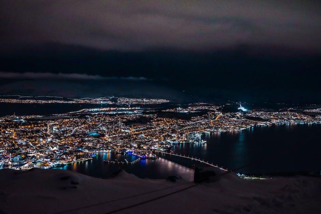 Cosa__successo_ai_Brit_Awards_T2kzH03rBD - Confidenze24 Source: Efrem Efre - pexels - Breathtaking aerial night view of Tromsø, showcasing city lights and serene waters.