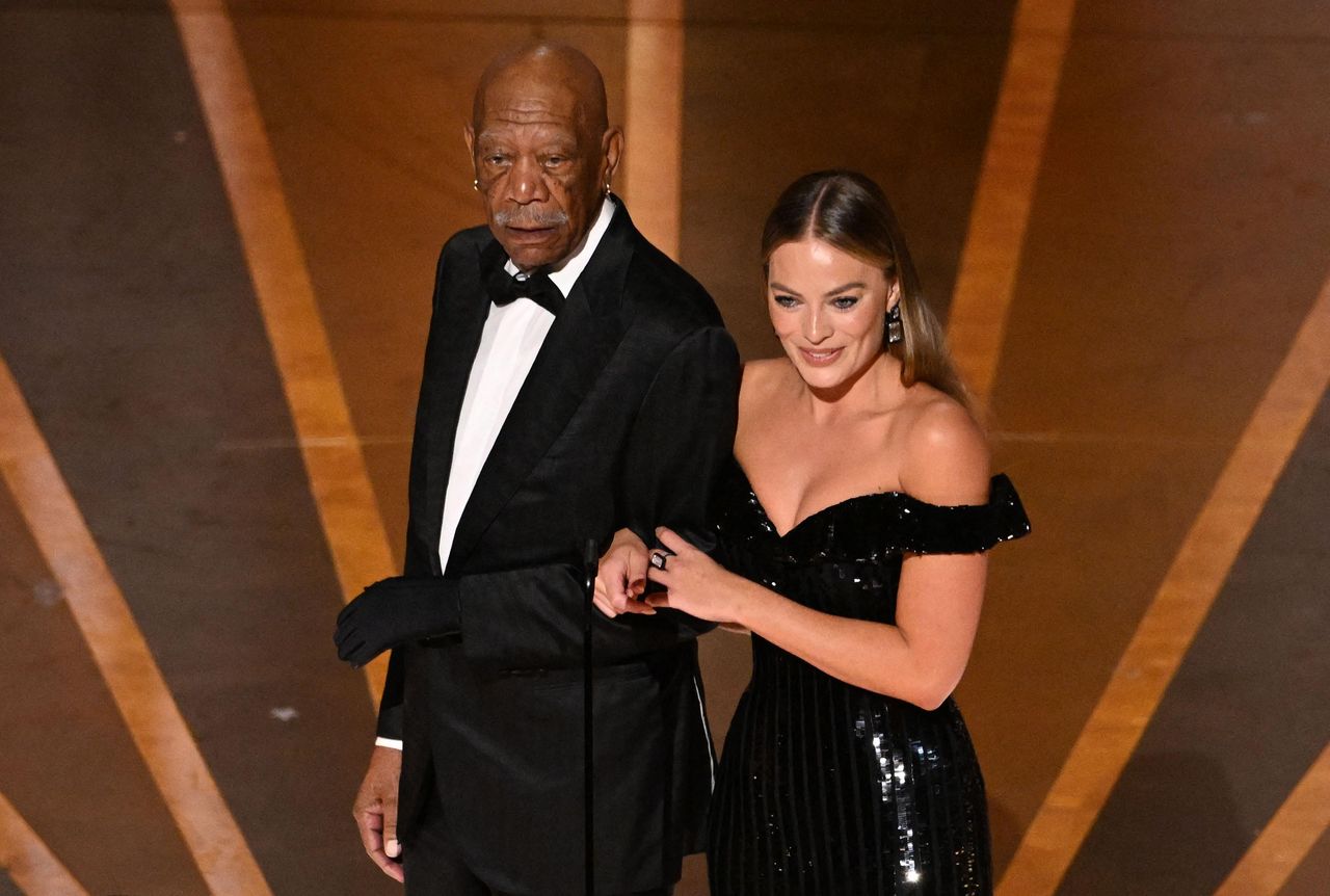 Cosa__successo_alla_mano_di_Morgan_Freeman_w84IPhVxje - Confidenze24 Source: PATRICK T. FALLON/AFP via Getty Images - - Morgan Freeman indossa un guanto alla mano agli Oscar