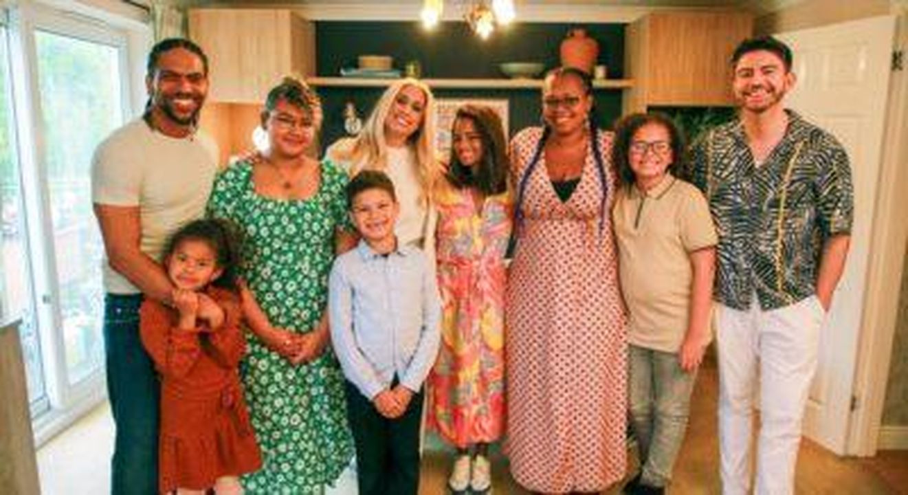 Cosa__successo_in_Sort_Your_Life_Out_ieri_sera_KpBidE2F4c - Confidenze24 Source: BBC - - Stacey Solomon e il team con Katrina e la famiglia