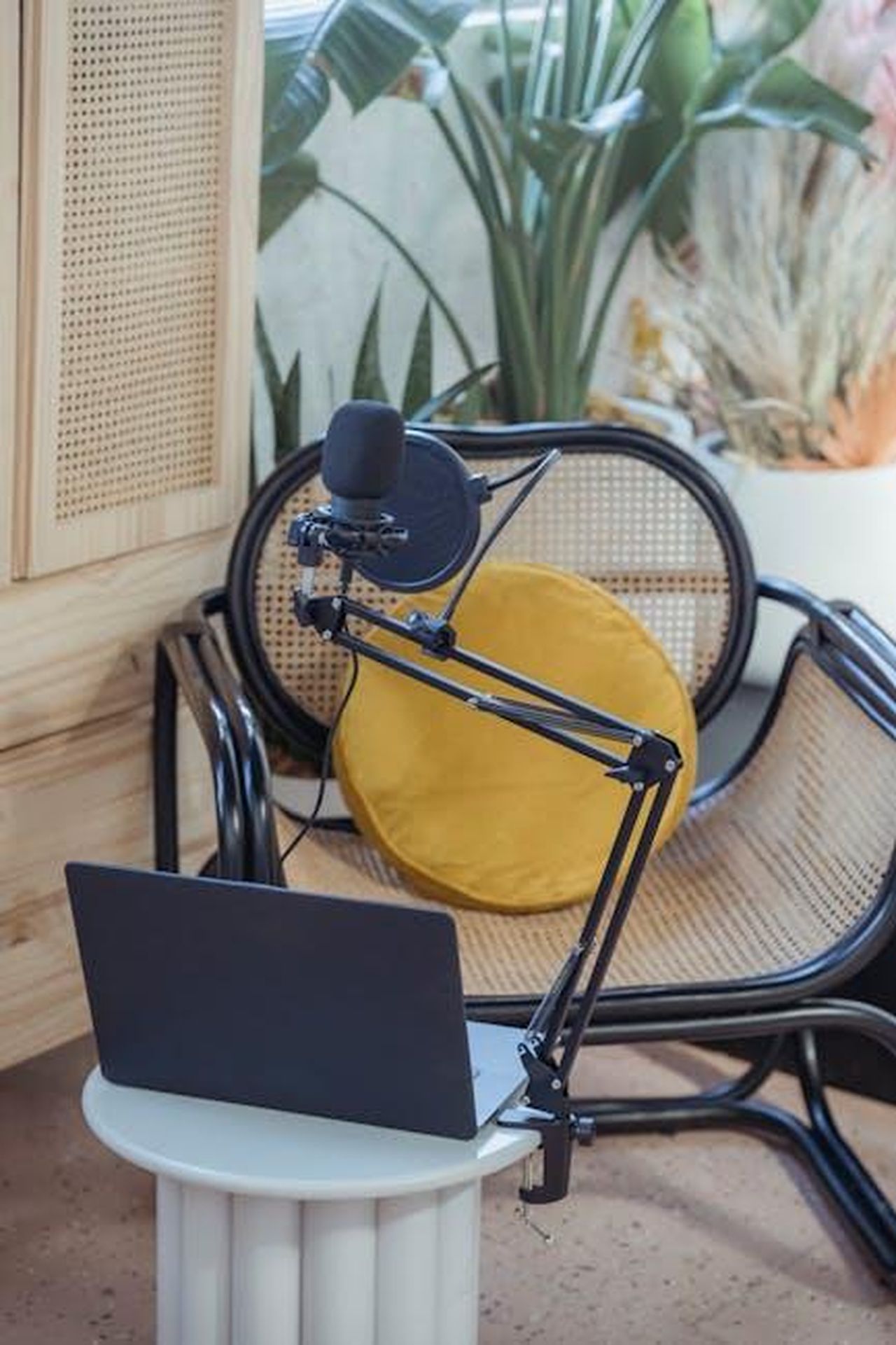 Cosa_aspettarsi_da_Confessions_of_a_Female_Founder_SNq5YhM9FK - Confidenze24 Source: George Milton - pexels - Modern laptop and microphone on tripod placed near wicker chair in modern studio before recording podcast
