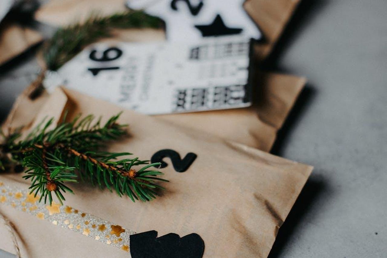Cosa_aspettarsi_nella_stagione_16_v7IZvrivUT - Confidenze24 Source: Nati - pexels - Close-up of a decorated advent calendar with evergreen sprigs for a festive touch.