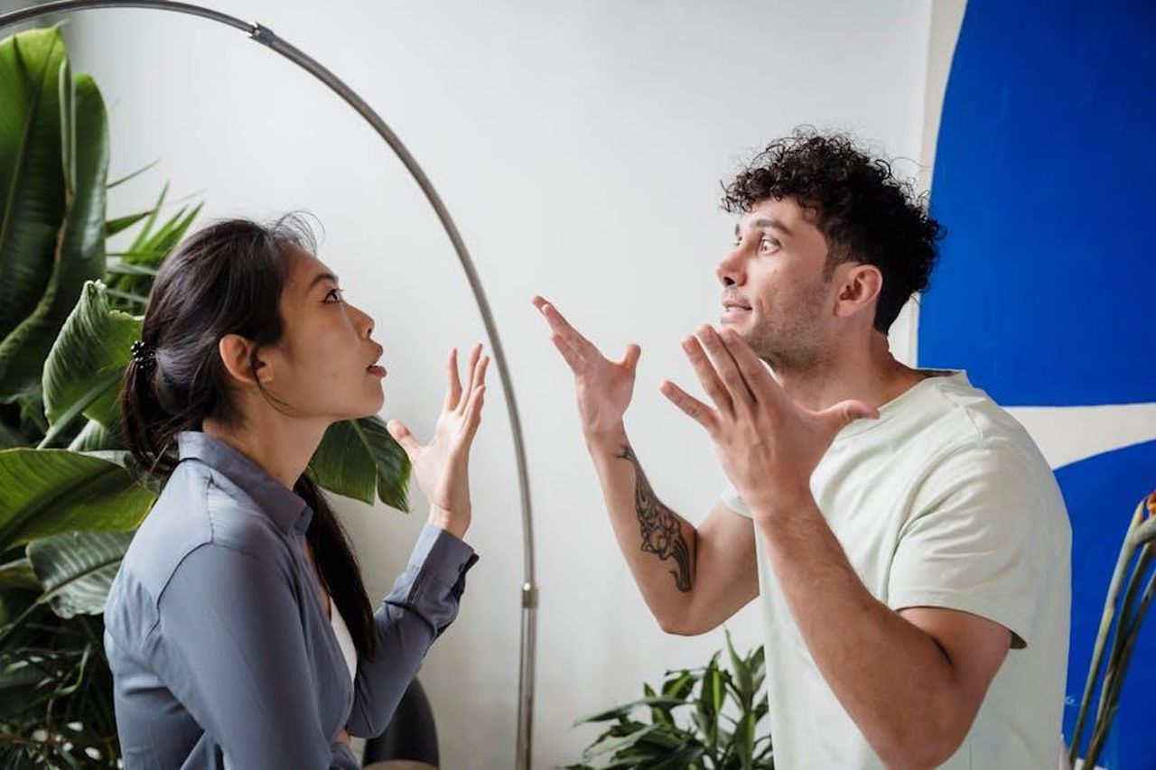 Cosa_ha_detto_Holly_sulla_sua_vita_con_Dan_2RdO7GozN1 - Confidenze24 Source: Timur Weber - pexels - A couple argues indoors amidst greenery, showcasing emotions and interpersonal conflict.