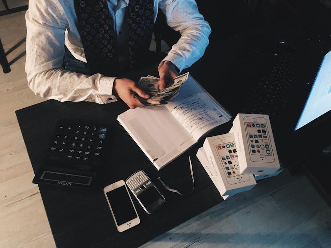 Cosa_ha_fatto_Bill_Rancic_dopo_The_Apprentice_Bjaww19m79 - Confidenze24 Source: Kuncheek - pexels - Businessman organizing finances with tech devices and cash on desk.