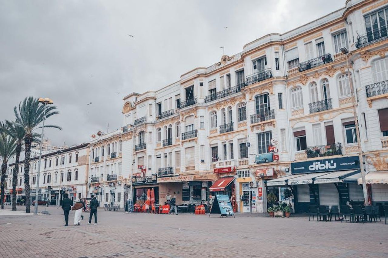 Cosa_ha_mostrato_il_teaser_del_finale_x3kb8eexnv - Confidenze24 Source: MELIANI Driss - pexels - Elegant colonial buildings line a bustling city square in Tangier, Morocco.