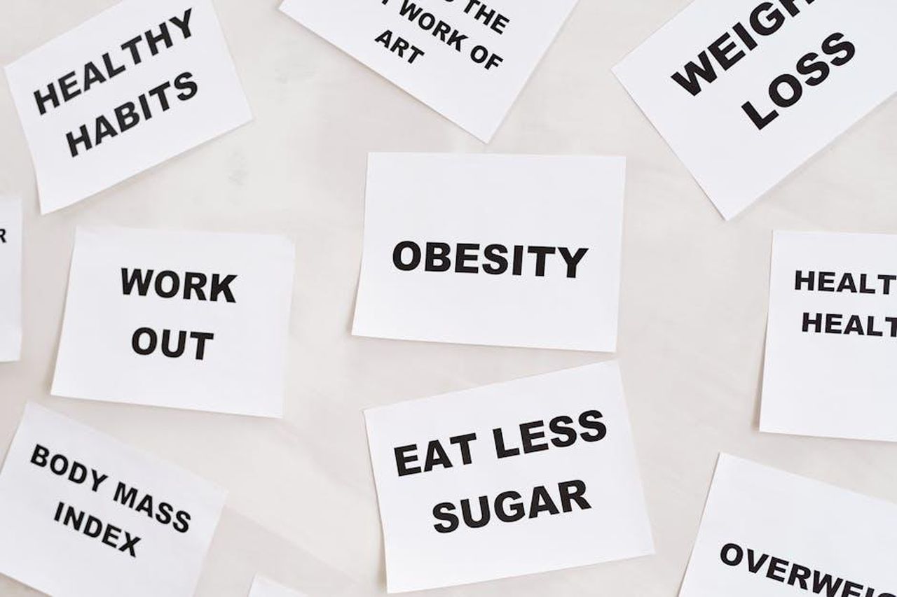 Cosa_ha_spinto_la_sua_perdita_di_peso_a1s7GTRAwT - Confidenze24 Source: Moe Magners - pexels - Conceptual image featuring motivational cards on health, fitness, and wellness on a white background.