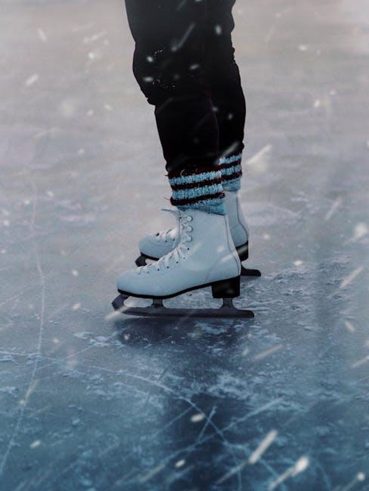 Cosa_hanno_detto_pBa6GUM9KW - Confidenze24 Source: Gantas Vaičiulėnas - pexels - Close-up of person ice skating outdoors, showcasing ice skates in winter setting.