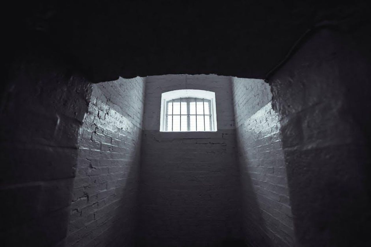 Cosa_succede_ora_a_Sean_Kingston_e_sua_madre_gnNnqesBqR - Confidenze24 Source: Jimmy Chan - pexels - Moody shot of an abandoned prison cell in Hong Kong with dim lighting and shadowy walls.