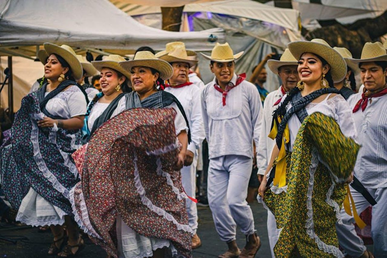 Costumi_in_vendita_su_Ebay_PEZ0c3G16s - Confidenze24 Source: Moisés Fonseca - pexels - Colorful Mexican dancers in traditional attire performing outdoors in Mexico City.