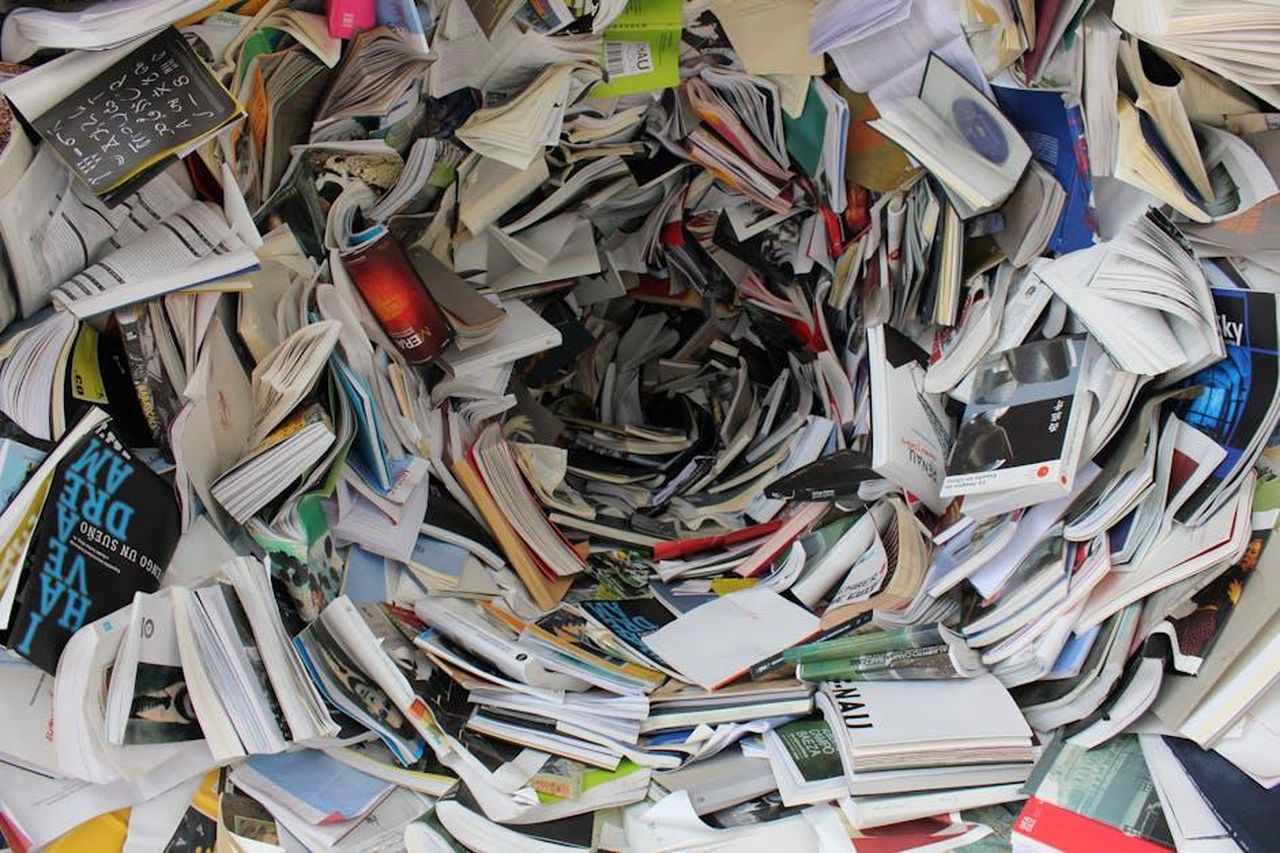 Crea_un_disastro_allegro_yNM0xC8TbM - Confidenze24 Source: Pixabay - pexels - A whirlwind of books and papers creating a chaotic visual. Ideal for concepts of disorder or information overload.