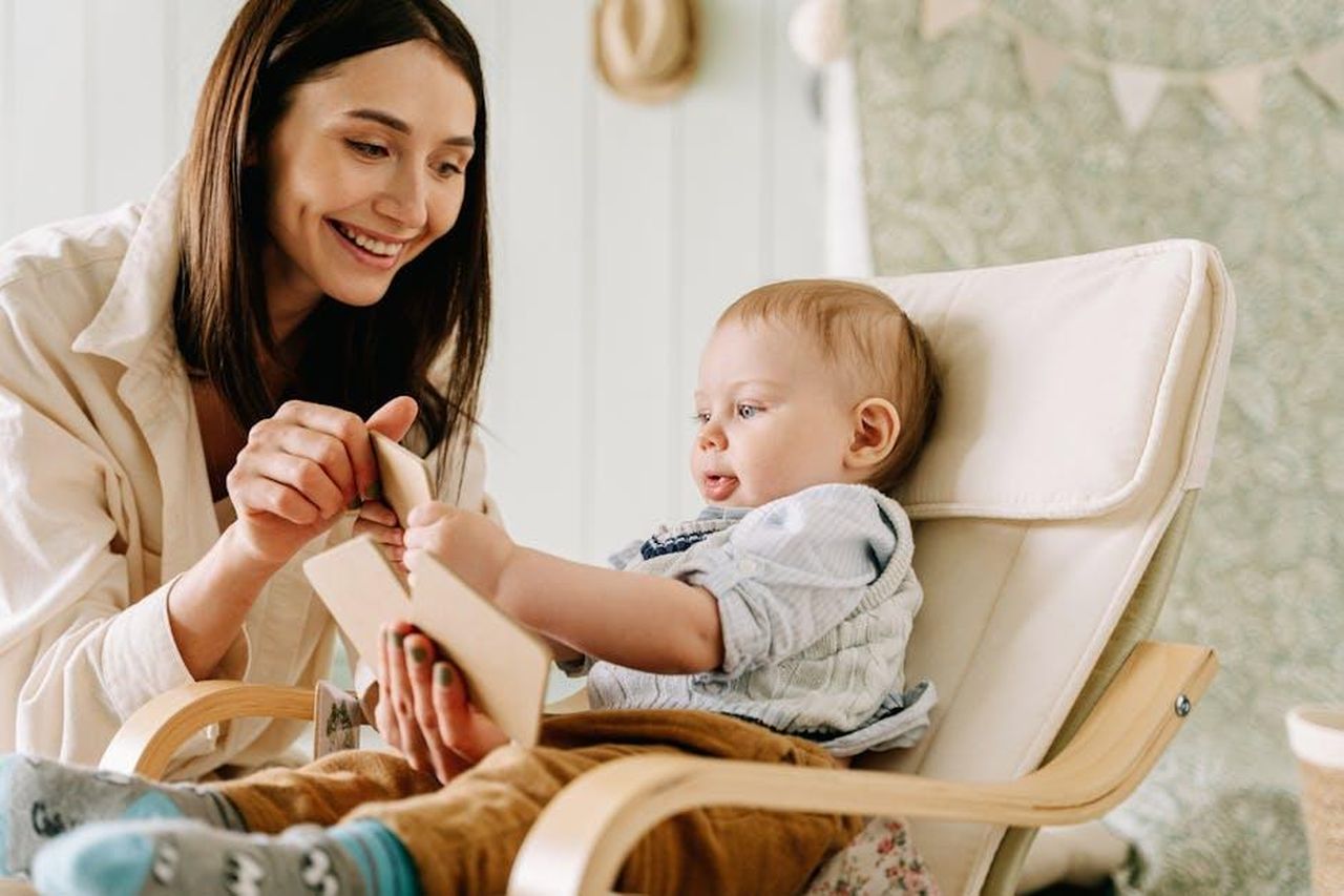 Creare_legami_attraverso_la_lettura_KSsESQynmi - Confidenze24 Source: Ivan Samkov - pexels - A mother reading a book with her baby, sharing moments of joy and learning.