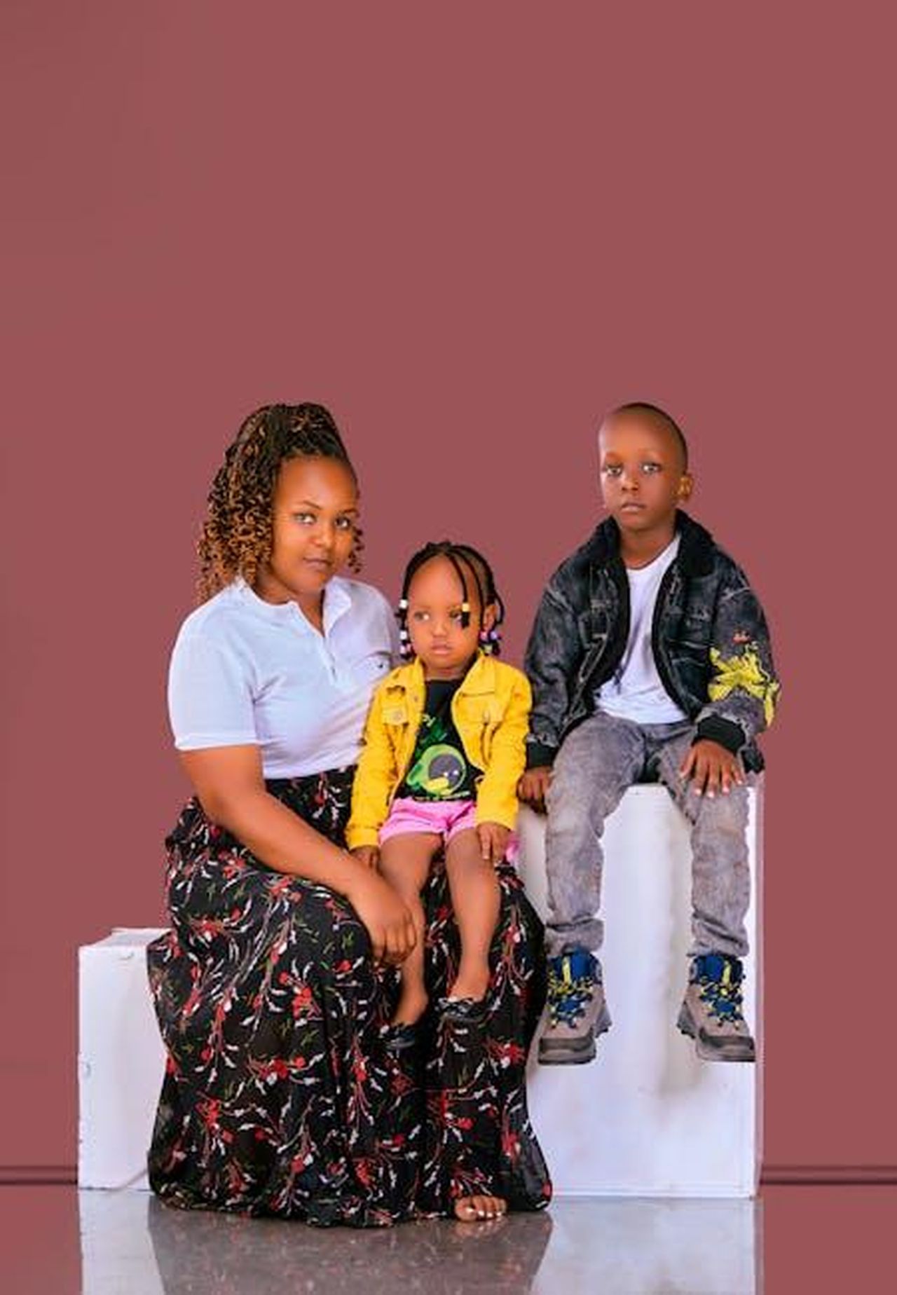 Crescita_e_Relazioni_di_Hal_3wkW2AW9kT - Confidenze24 Source: Mika Photogenius - pexels - Portrait of a mother with her young children in a studio setting.