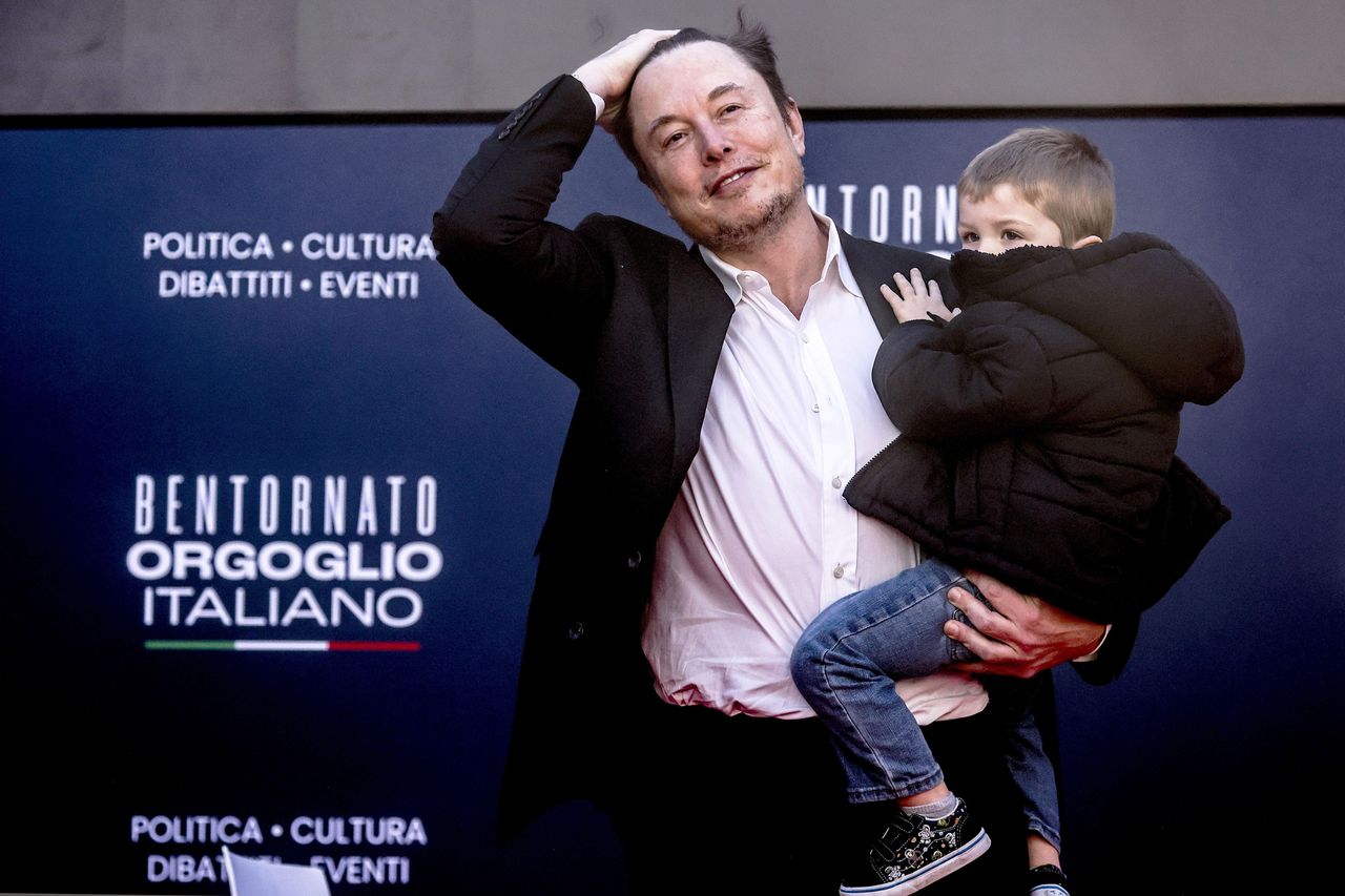 Critiche_a_Elon_Musk_e_alla_sua_mancanza_di_supporto_2Dm2zhDRBO - Confidenze24 Source: Alessandra Benedetti – Corbis/Corbis via Getty Images - Getty Images - Elon Musk e suo figlio XAE A-12