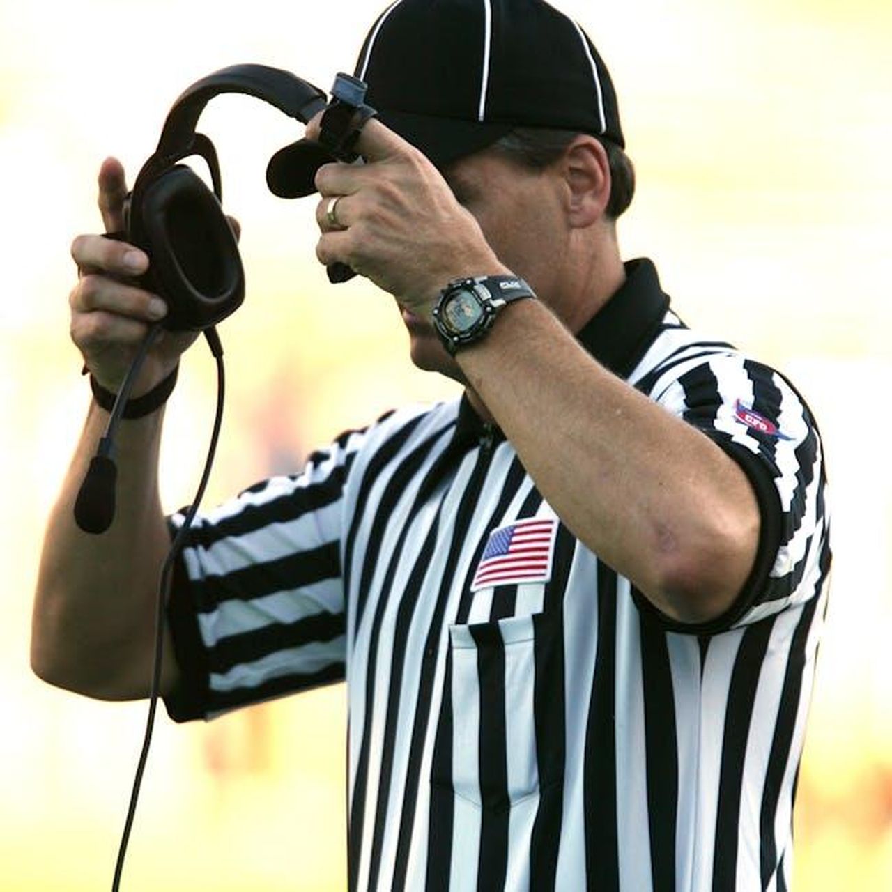 Critiche_alla_regola_del_blackout_televisivo_nel_calcio_6hqZmHZIsr - Confidenze24 Source: Pixabay - pexels - Football referee in uniform adjusting headset during a game outdoors.