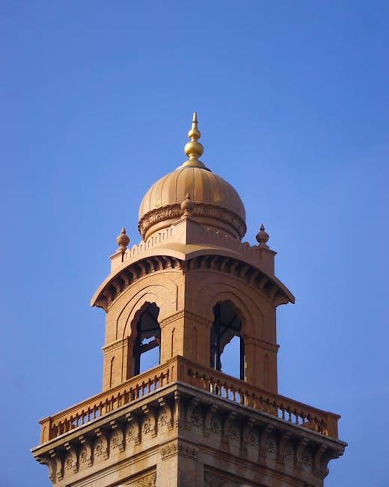 Critiche_da_parte_dei_reali_u42YySxhWu - Confidenze24 Source: Nikhil Nuance nation - pexels - Close-up of a historic dome in Mysuru, India, showcasing intricate design with clear blue sky backdrop.