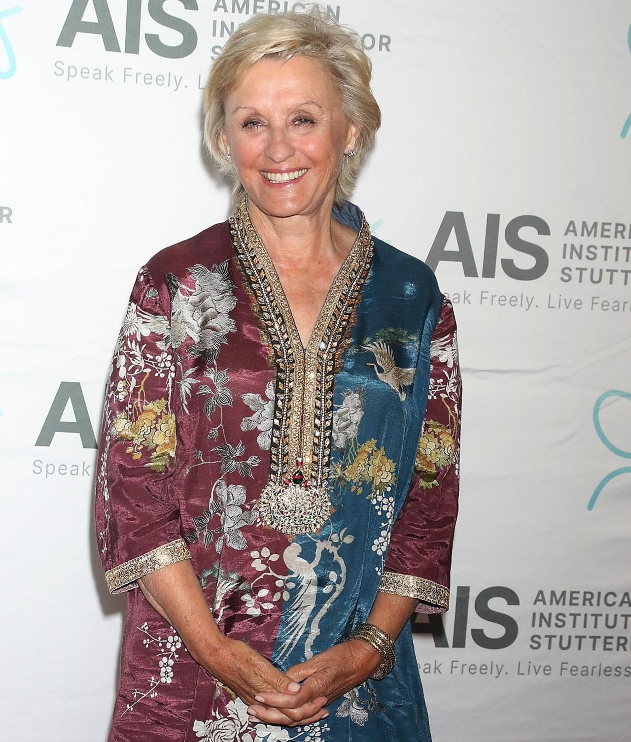 Critiche_di_Tina_Brown_su_Meghan_Markle_CX6gtcjfGV - Confidenze24 Critiche di Tina Brown su Meghan Markle Copertina del libro di Tina Brown