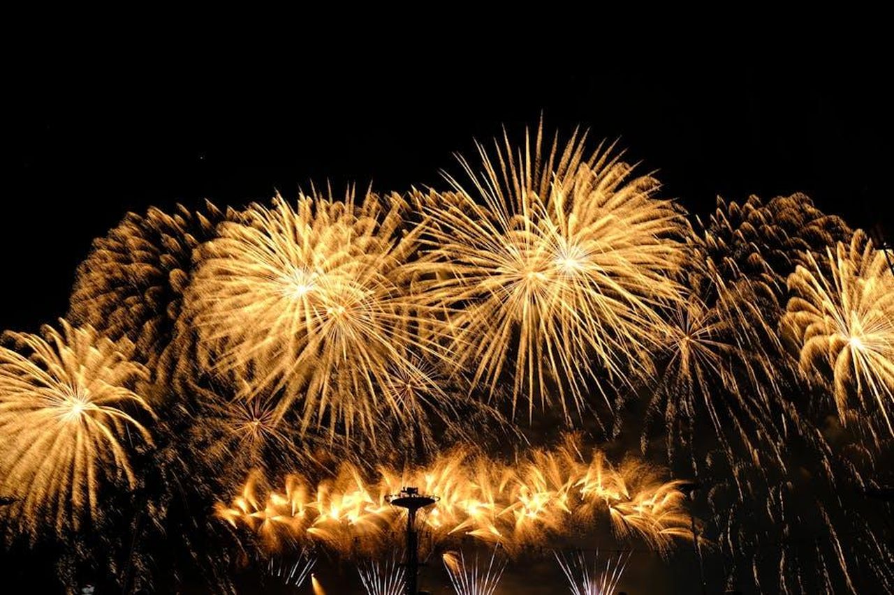Critiche_e_Accoglienza_del_Revival_oFg4VnEqco - Confidenze24 Source: Jobert Enamno - pexels - Stunning golden fireworks light up the night sky over Seattle's Space Needle.