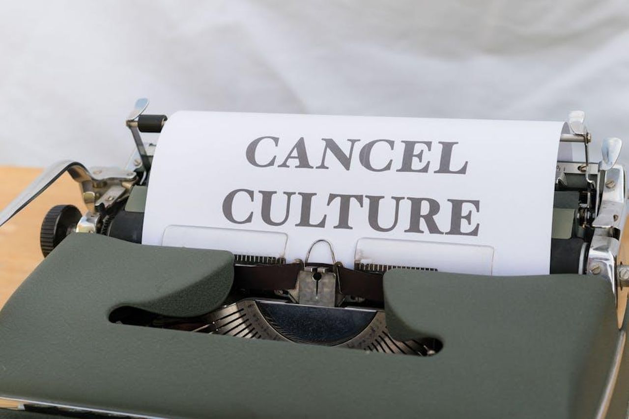 Critiche_e_controversie_FjUXwFlBE9 - Confidenze24 Source: Markus Winkler - pexels - Close-up of a vintage typewriter with paper reading 'Cancel Culture', signifying social media trends.