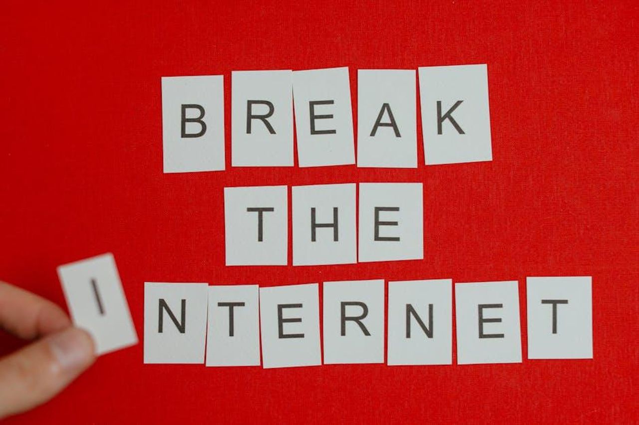 Critiche_e_utilizzo_del_filtro_Mpg5Vh7Mxf - Confidenze24 Source: Cup of Couple - pexels - Cutout letters forming 'Break the Internet' on a vibrant red background.
