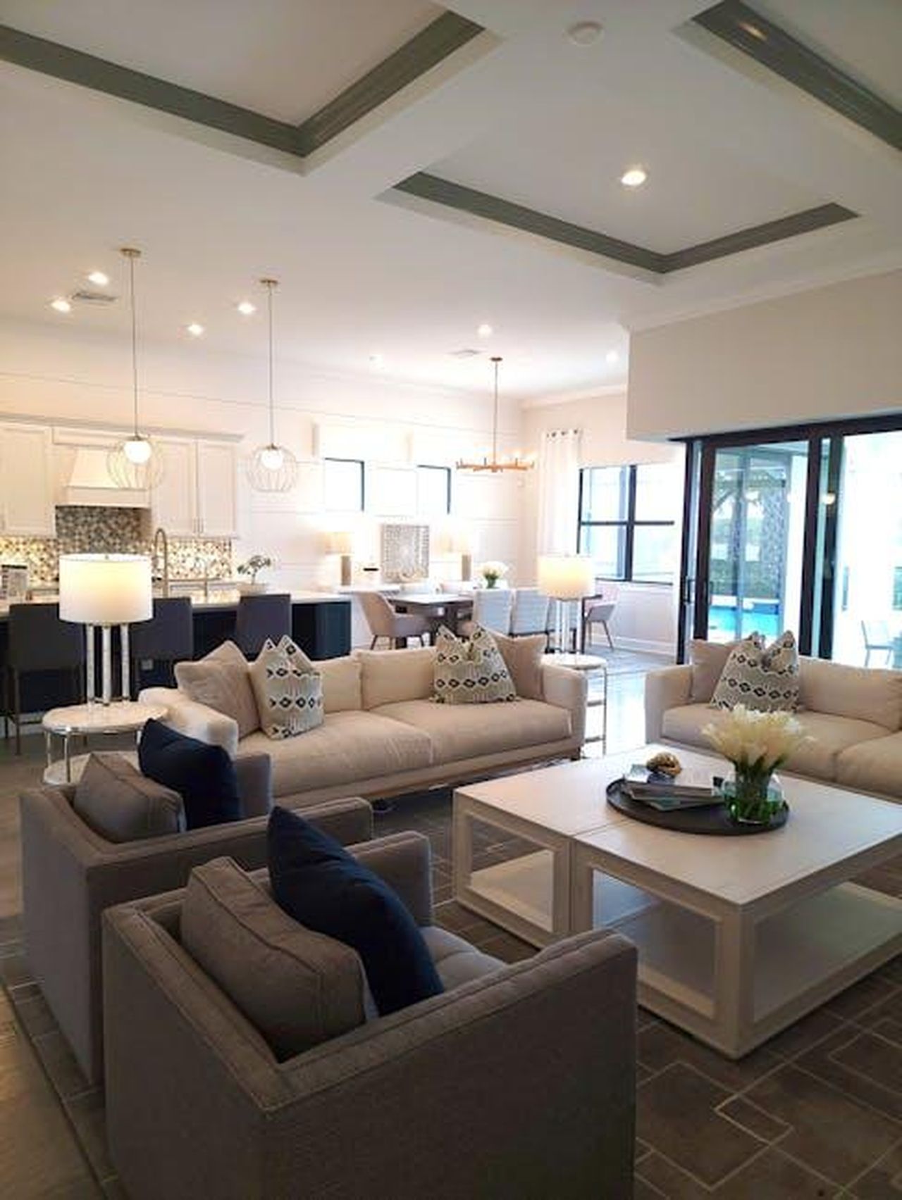 Critiche_per_la_casa_da_mostra_cFnm3wr9q1 - Confidenze24 Source: Christopher Moon - pexels - Elegant living room with chic decor and open layout for a luxurious feel.