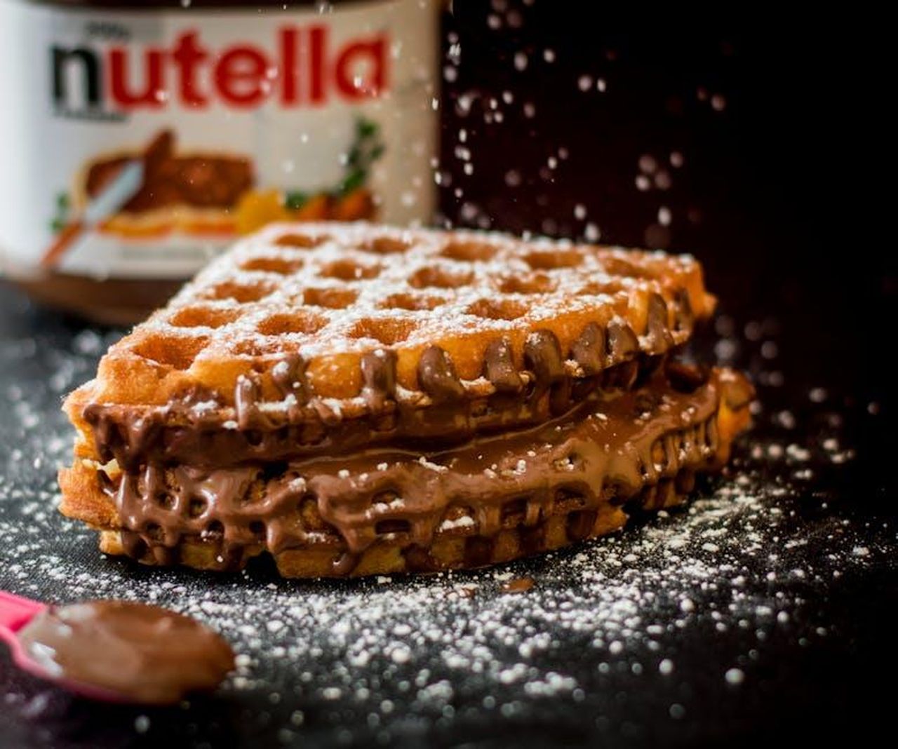 Critiche_sui_waffle_di_Meghan_Markle_jPts6GYcFW - Confidenze24 Source: Anurag Ganguly - pexels - Delicious waffles with creamy chocolate hazelnut spread, topped with sugar dusting.