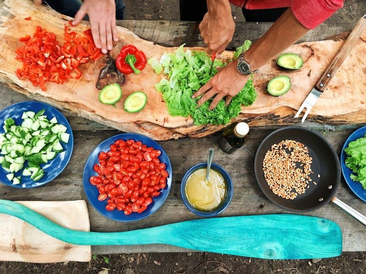 Cucinare_Non__il_Mio_Forte_YUQRBbYT8x - Confidenze24 Source: Maarten van den Heuvel - pexels - Fresh ingredients being prepared on a rustic wooden table, showcasing vibrant vegetables and hands at work.