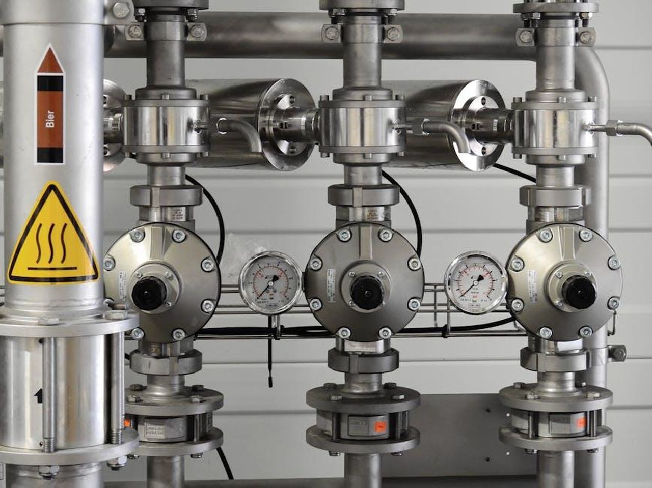 Da_dove_viene_quella_pressione_gp5JXXevbB - Confidenze24 Source: Pixabay - pexels - Close-up of stainless steel pipes with pressure gauges in an industrial setting.