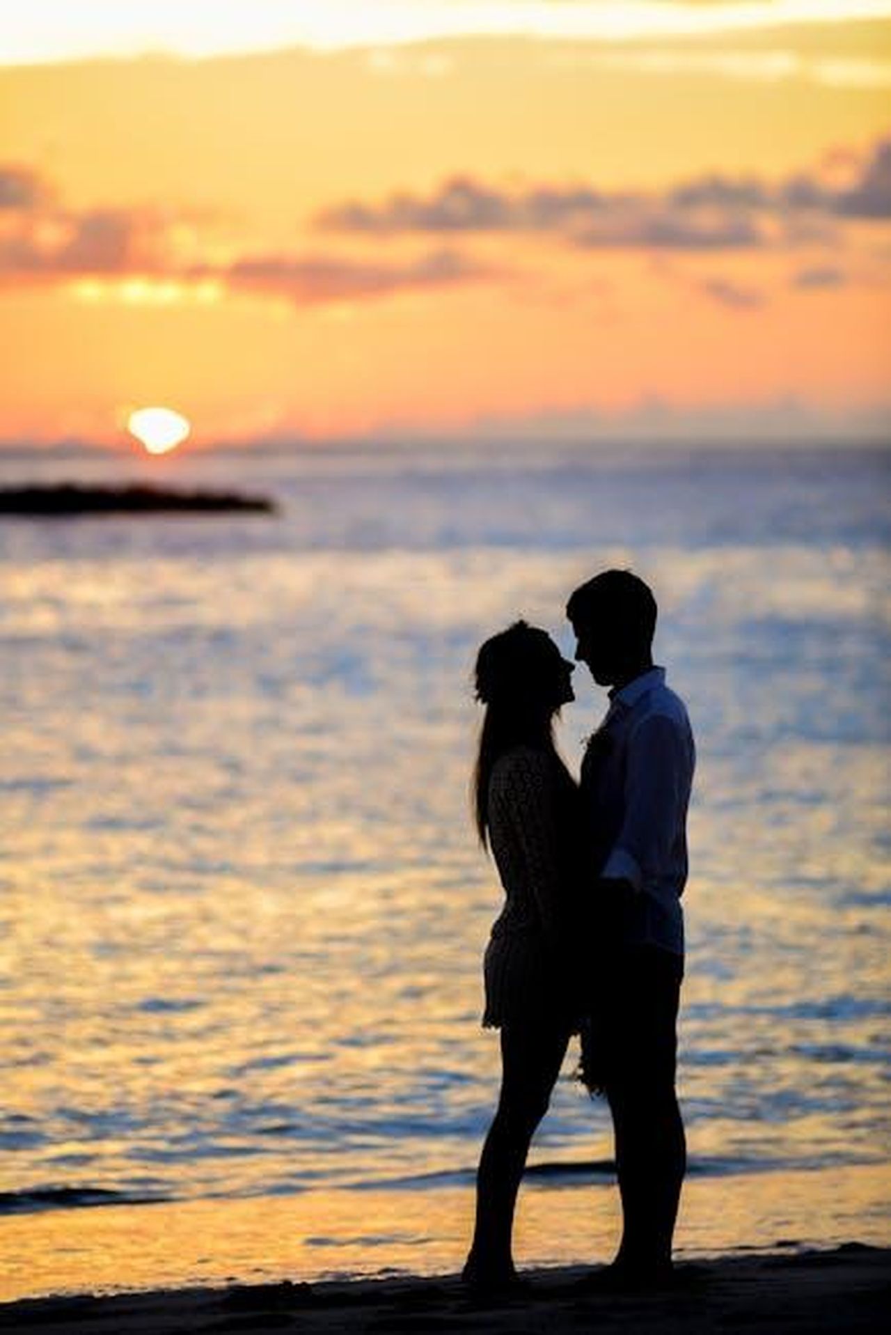 Da_quanto_tempo_Simon_ed_Emma_stanno_insieme_vuVq5bvHSi - Confidenze24 Source: Asad Photo Maldives - pexels - A couple sharing a romantic moment on a beach at sunset, creating a beautiful silhouette.