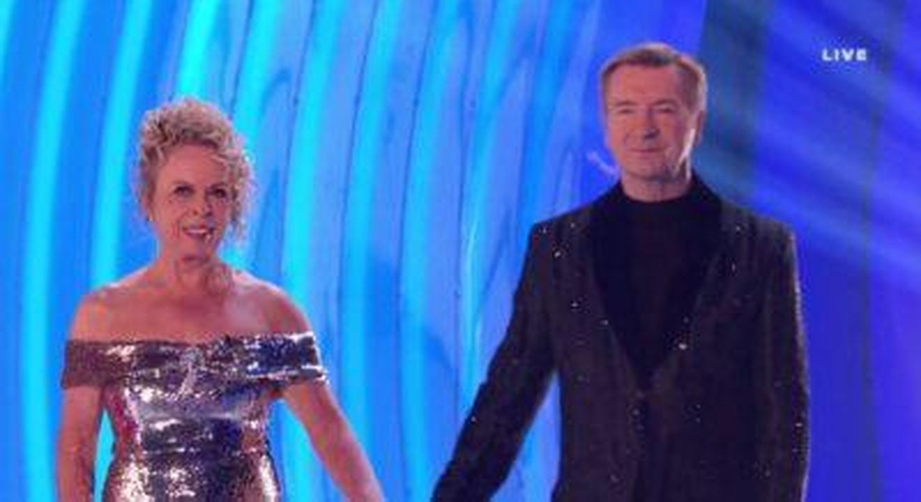 Dancing_On_Ice_ultime_notizie_torner_su_ITV_vpF2NWRWxC - Confidenze24 Source: ITV - - Jayne Torvill e Christopher Dean si tengono per mano