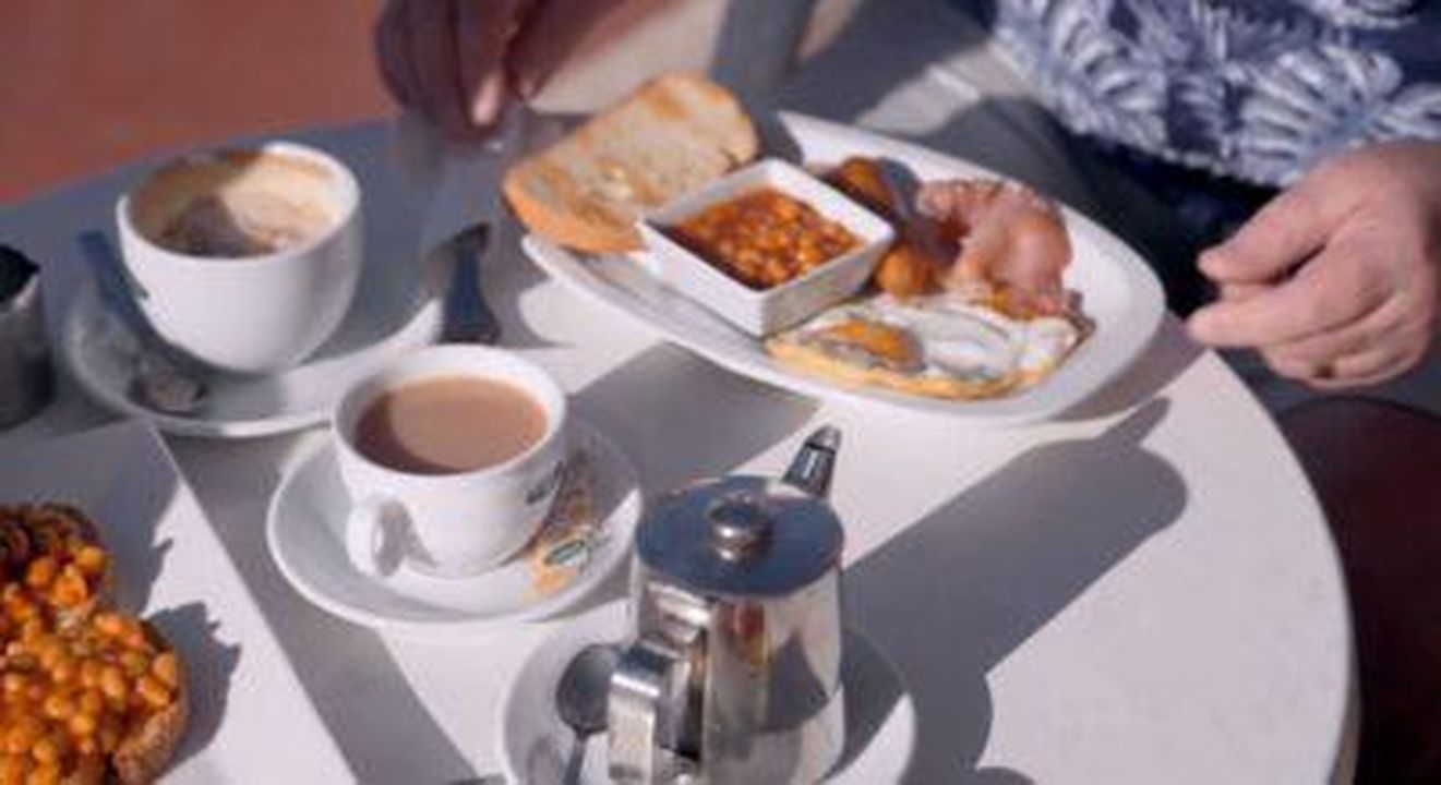 Danni_incontra_la_coppia_al_ristorante_VaxyZ1iIJJ - Confidenze24 Source: Channel 4 - - Colazione su A Place In The Sun