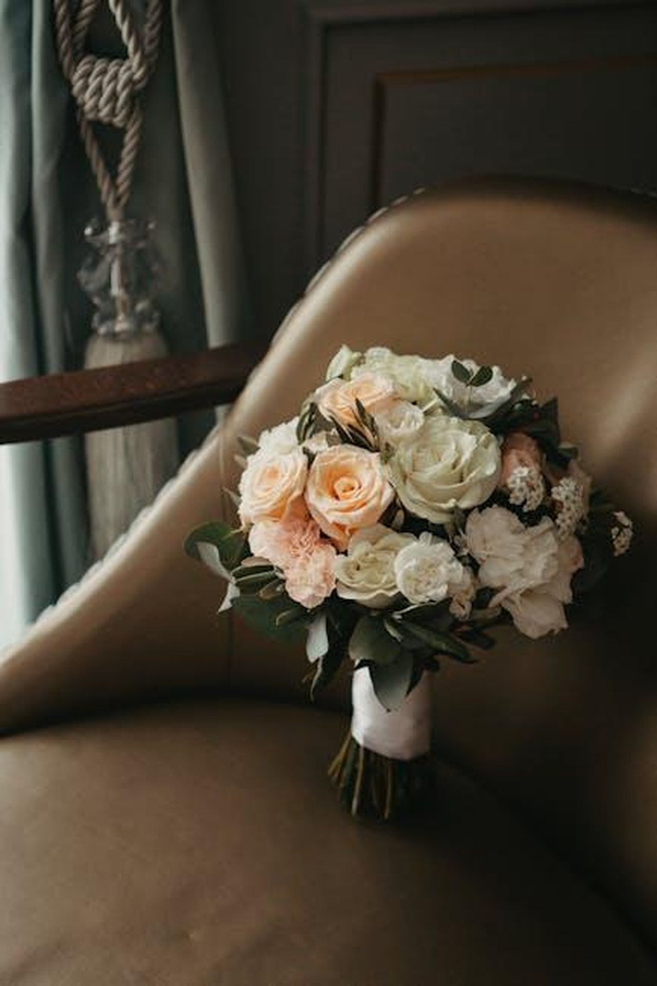 Danny_Dyer_rivela_il_rifiuto_per_il_40_anniversario_di_EastEnders_Q26h72WPZ9 - Confidenze24 Source: Anna Khomutova - pexels - A beautifully arranged bouquet of roses rests on a luxurious leather chair indoors.