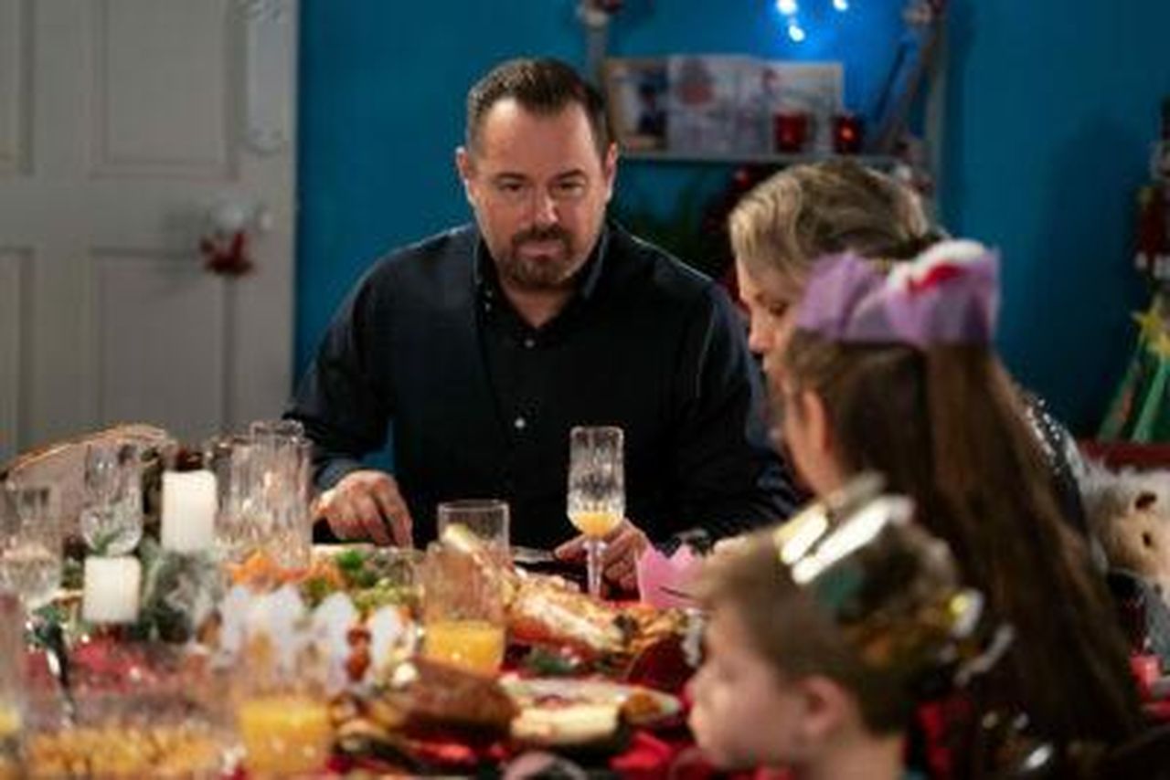 Danny_Dyer_rivela_il_vero_motivo_per_cui_ha_lasciato_EastEnders_zFh2KaZ9ux - Confidenze24 Source: BBC - BBC - Mick a tavola con la famiglia su EastEnders