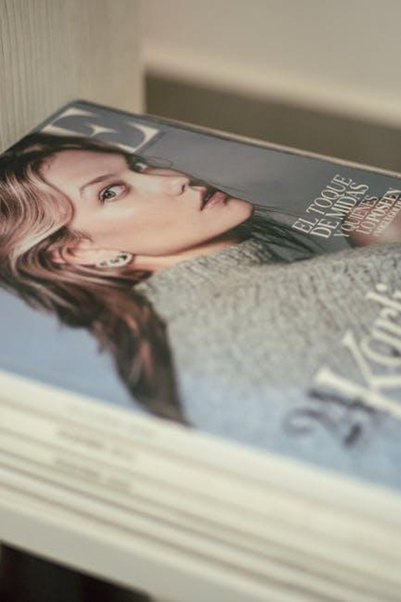 Danny_Jones_e_Maura_Higgins_5fZ4h631fd - Confidenze24 Source: Alex Quezada - pexels - Stylish stack of Vogue magazines on a shelf with selective focus.