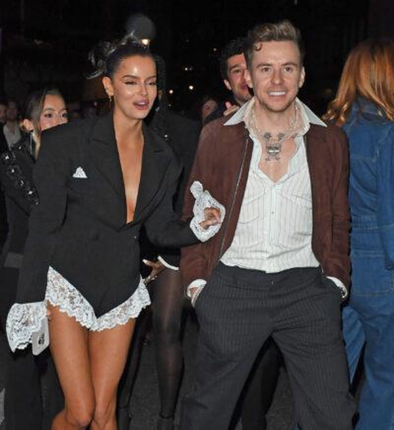 Danny_Jones_e_Maura_Higgins_sembrano_baciarsi_C1twbNCLMn - Confidenze24 Source: SplashNews.com - - Maura e Danny si avvicinano ai BRITS